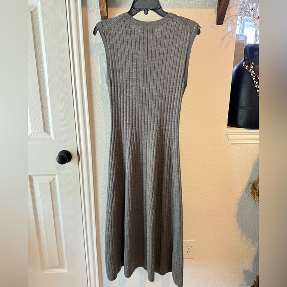 BANANA REPUBLIC Andiamo
Dress~ 100% Fine Merino Wool~ Ribbed Midi Knit Size S - Picture 6 of 9